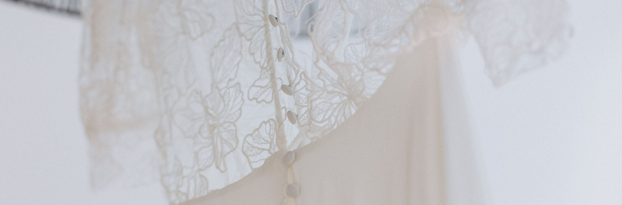 Détail dentelle de robe de mariée &mdash; Wendy & Vous